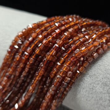 Granat Hessonit Kostka Fasetowana 3.5 mm Sznur