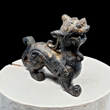 Rzeźba Smoka w Czarnym Jadeicie 84x70x31 mm