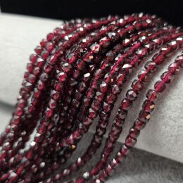 Granat Kostka 4 mm  Sznur 40cm